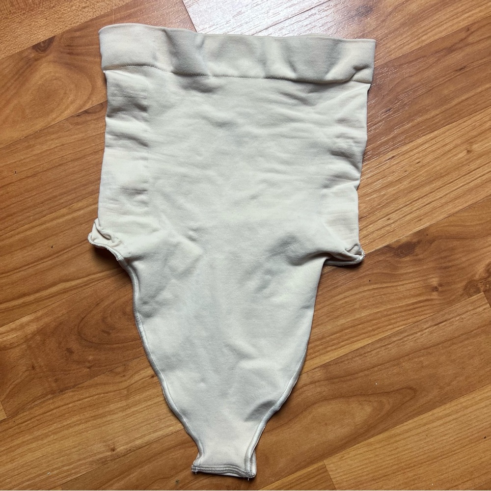 SKIMS SEAMLESS SCULPT HIGH WAIST THONG NWOT - SAND